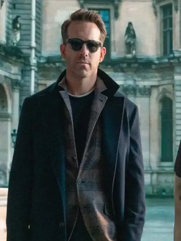 Red Notice Ryan Reynolds Black Coat